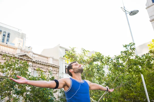 Atleta com os braços estendidos — Fotografia de Stock