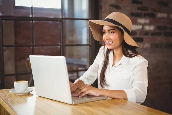 Een zakenvrouw met behulp van haar laptop — Stockfoto