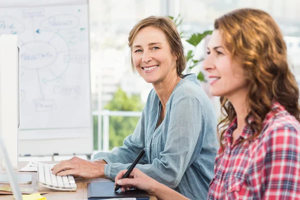 Casual affärskvinnor tittar på en dator — Stockfoto