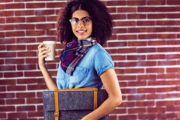 Hipster met vilten tas en koffie — Stockfoto