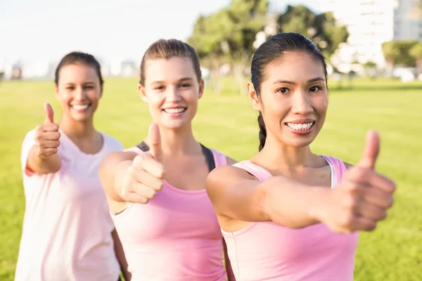 Mujeres sonrientes haciendo pulgares hacia arriba — Foto de Stock