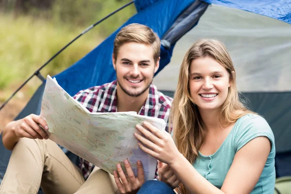 Wandelaar paar zitten in een tent — Stockfoto