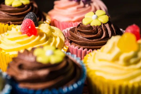 Deliciosos cupcakes en una mesa —  Fotos de Stock