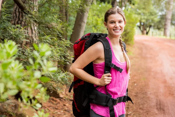 Excursionista rubia con mochila —  Fotos de Stock