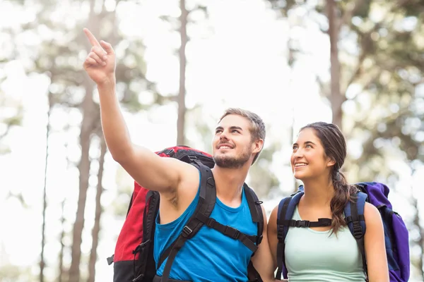 Junge glückliche Jogger schauen sich etwas an — Stockfoto