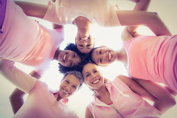 Mujeres con brazos alrededor — Foto de Stock