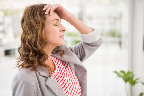 Mujer de negocios con dolor de cabeza — Foto de Stock