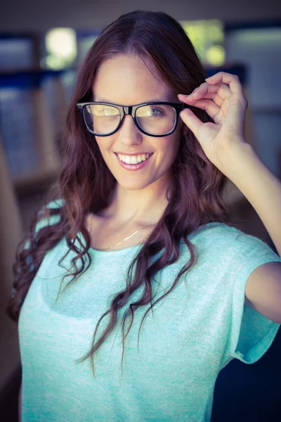 Vrouw winkelen voor nieuwe bril — Stockfoto