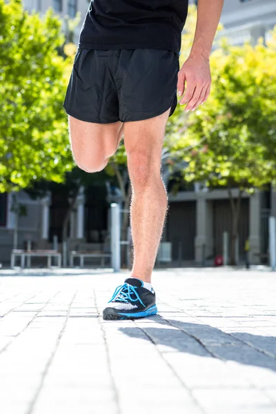 Man doen een been stretching — Stockfoto