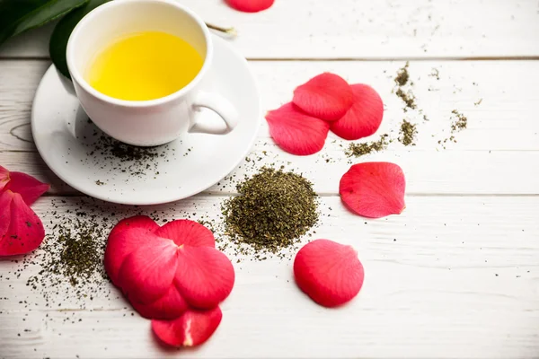 Tasse Kräutertee auf dem Tisch — Stockfoto