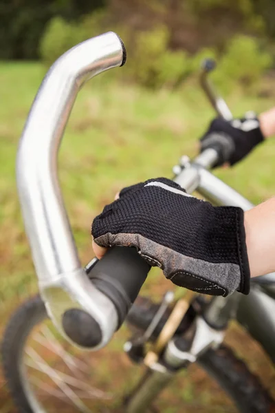 Vrouw mountainbiken — Stockfoto