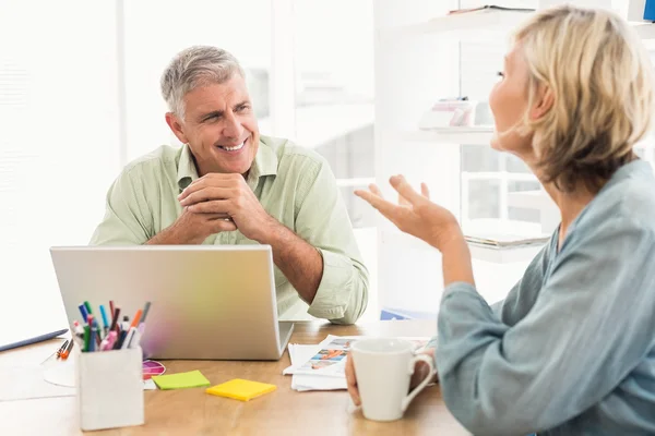 Bedrijfsteam werkt samen — Stockfoto