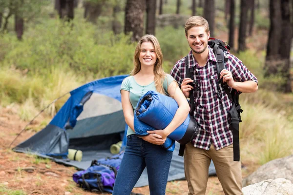 Couple holding a sleeping bag — Stock Photo, Image