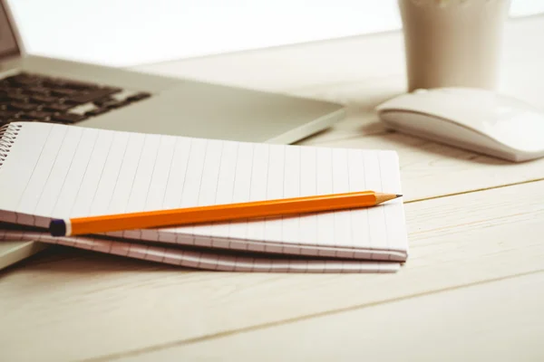 Escrivaninha com laptop e notepad — Fotografia de Stock