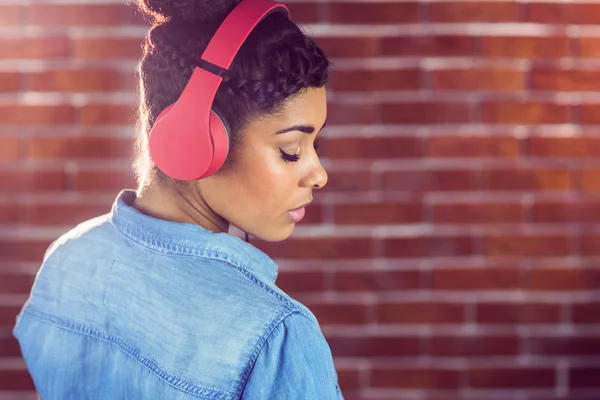 Mulher com fones de ouvido olhando para trás — Fotografia de Stock