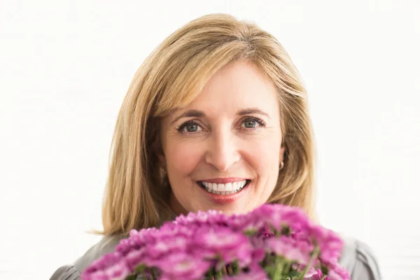 Empresária segurando flores — Fotografia de Stock