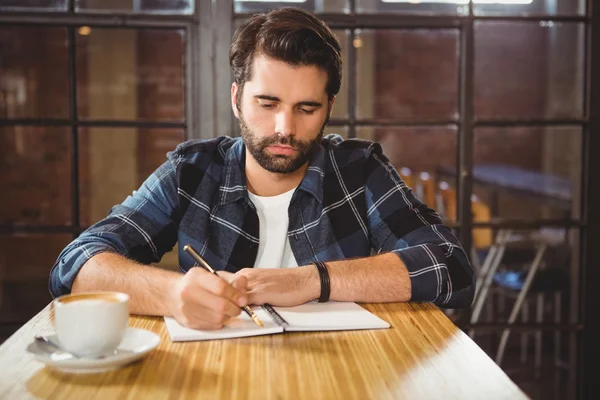 Jeune homme prenant des notes — Photo