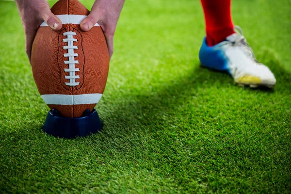 Giocatore che si prepara per un calcio di caduta — Foto Stock