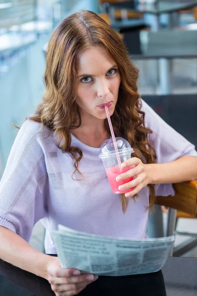 Brünette nippt an einem Smoothie — Stockfoto