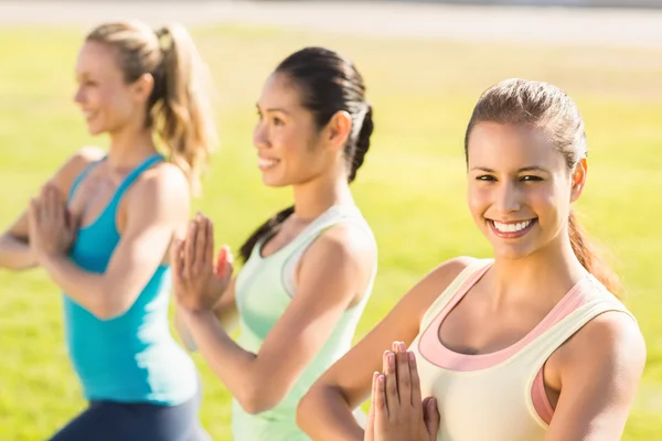 Mujeres haciendo yoga juntas — Foto de Stock