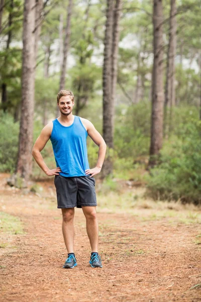 Junge glückliche Joggerin stehend — Stockfoto