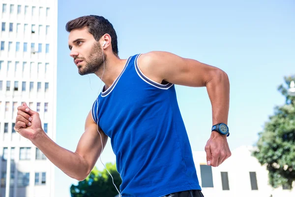 Schöner Sportler beim Joggen — Stockfoto