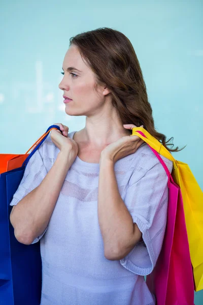 Hübsche Frau mit Einkaufstaschen — Stockfoto