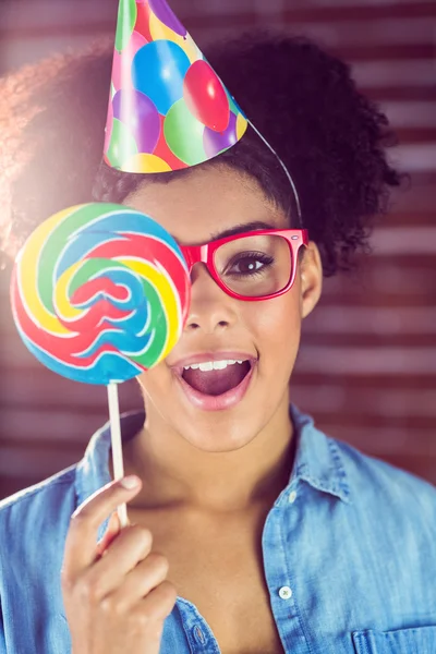 Kendini bir lolipop saklanıyor hipster — Stok fotoğraf