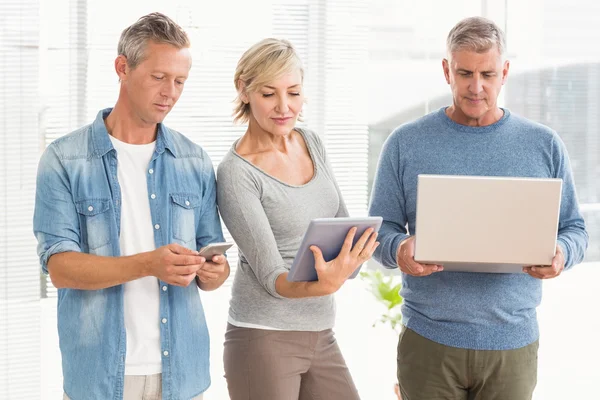 Collega's met behulp van elektronische apparaten — Stockfoto