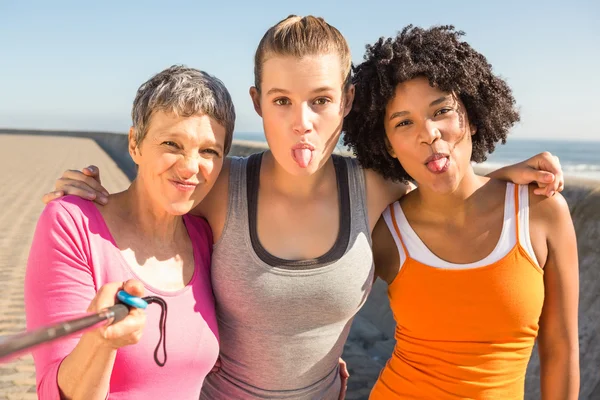 Vrouwen die zich voordeed en het nemen van selfie — Stockfoto