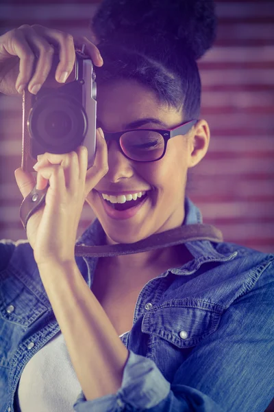 Jovem hipster tirando uma foto — Fotografia de Stock