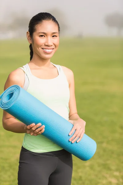 Mulher segurando tapete de exercício — Fotografia de Stock