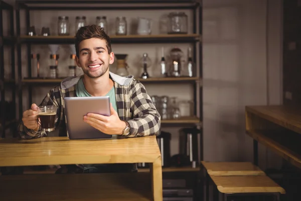 Sonriente hipster sosteniendo tableta ordenador —  Fotos de Stock