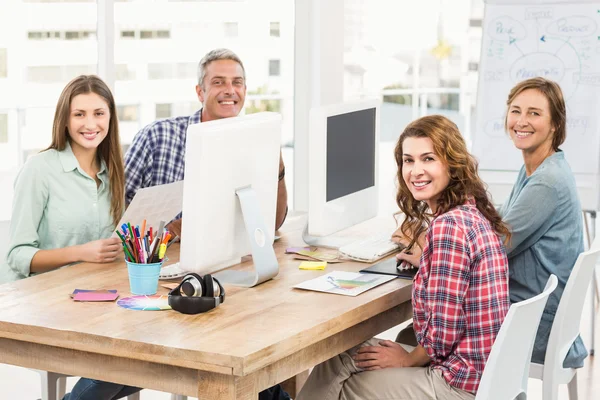 Vier casual collega's met behulp van computer — Stockfoto