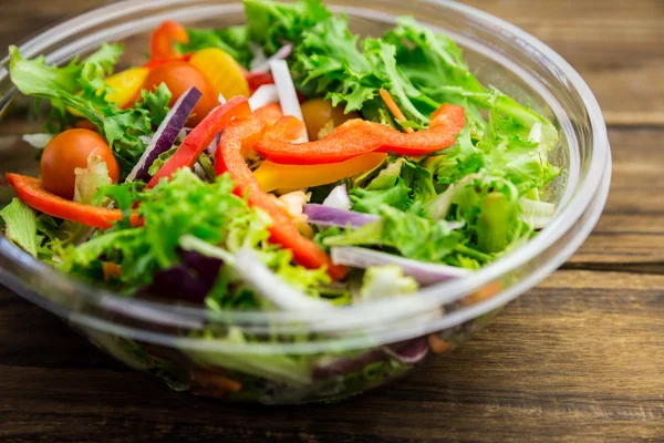 Kom van gezonde salade op tafel — Stockfoto