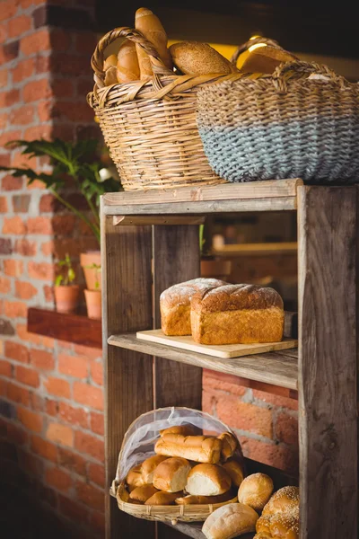 Pão em prateleiras na loja — Fotografia de Stock