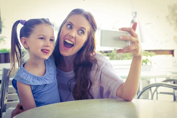 Matka i córka biorąc Selfie — Zdjęcie stockowe