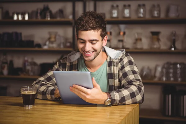 Hipster using tablet computer — Stock Photo, Image