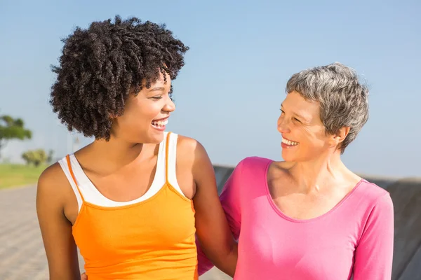 Frauen lächeln einander an — Stockfoto