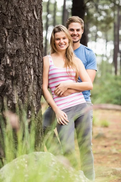 Jovem casal caminhante feliz — Fotografia de Stock