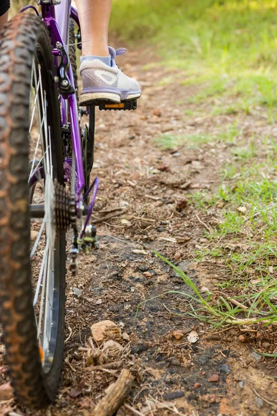 Pedalata donna in mountain bike — Foto Stock