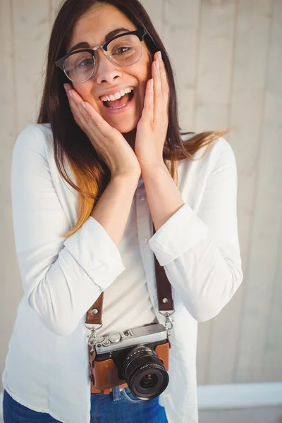 Hipster mit ihrer Vintage-Kamera — Stockfoto