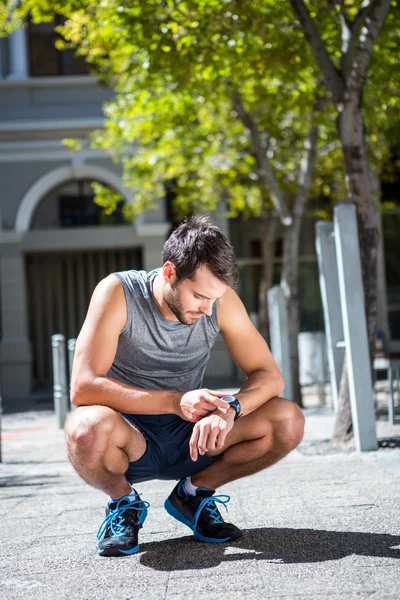 Atleta che regola il suo cronometro — Foto Stock