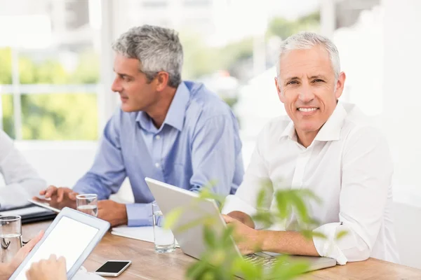 Glimlachende zakenmensen tijdens een vergadering — Stockfoto