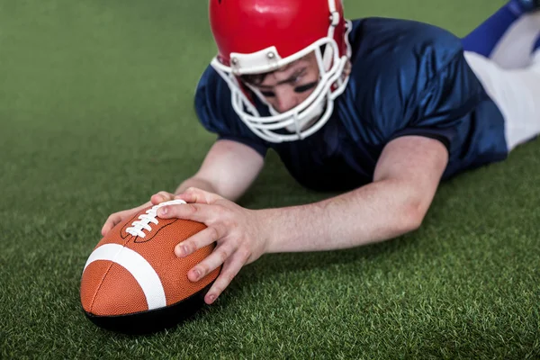 Jugador de fútbol anotando un touchdown —  Fotos de Stock