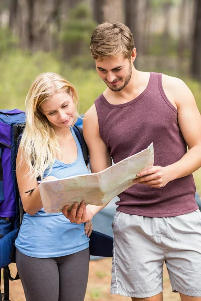 Felices corredores mirando el mapa — Foto de Stock