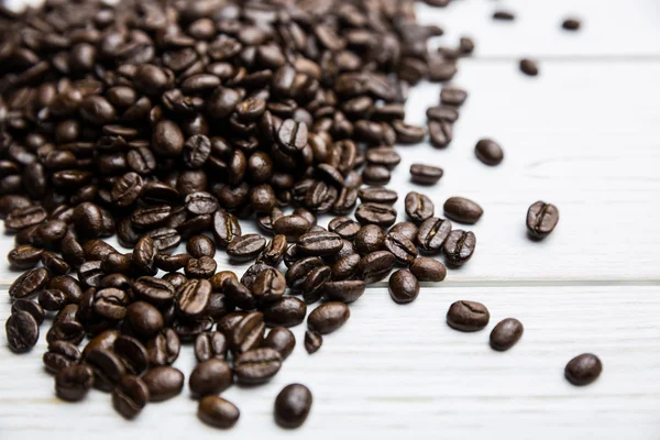 Grãos de café em uma mesa — Fotografia de Stock