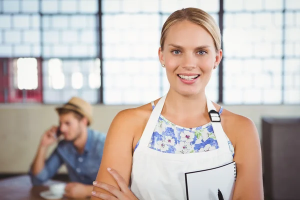 Vackra servitrisen med en beställning — Stockfoto