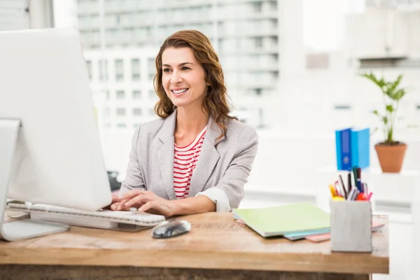 Femme d'affaires travaillant avec l'ordinateur — Photo