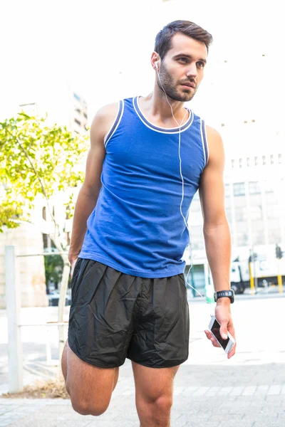 Atleta estirando su pierna —  Fotos de Stock